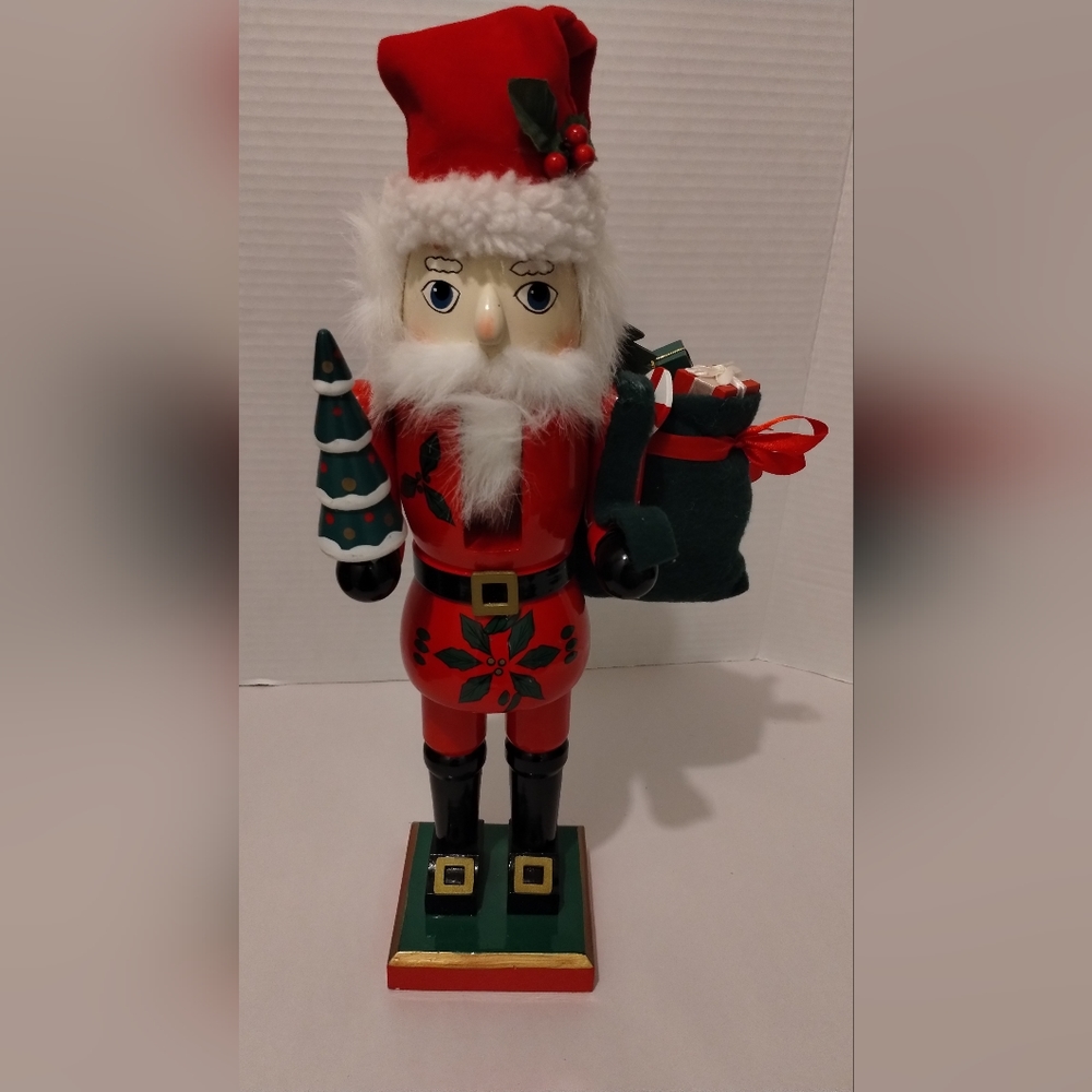 Wooden Santa Nutcracker Holding Gift Sack And Tree - Picture 4 of 14